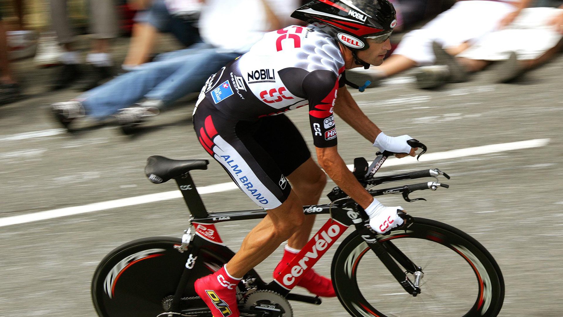 开云体育平台-羽毛球高手激烈对抗赛场气氛紧张，羽毛球比赛心态怎么调整